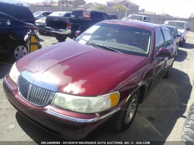 1LNFM82W3WY625318 - 1998 LINCOLN TOWN CAR SIGNATURE RED photo 2