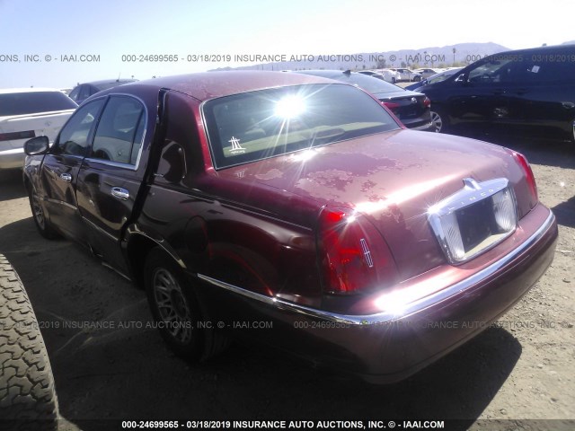 1LNFM82W3WY625318 - 1998 LINCOLN TOWN CAR SIGNATURE RED photo 3
