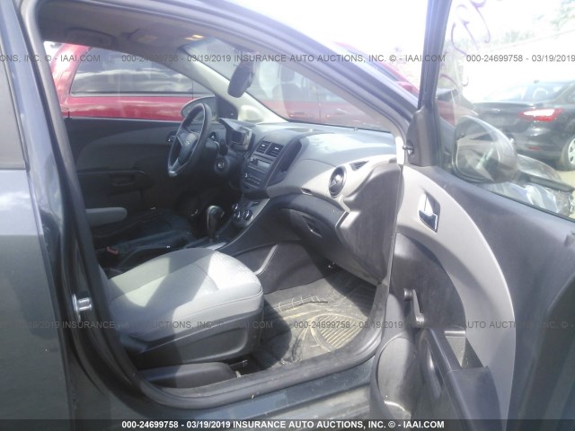 1G1JA5SG6D4199460 - 2013 CHEVROLET SONIC LS GRAY photo 5