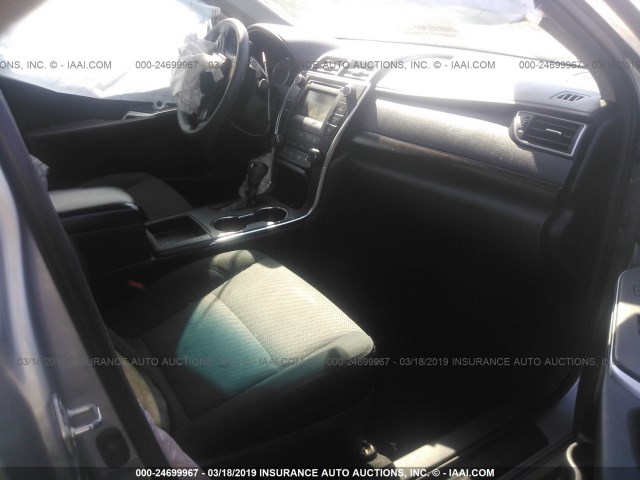 4T1BF1FK7GU564975 - 2016 TOYOTA CAMRY LE/XLE/SE/XSE SILVER photo 5