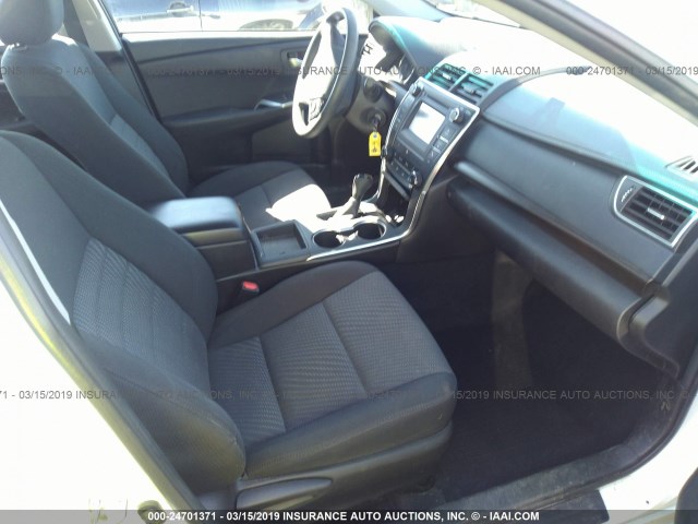 4T4BF1FK2GR542548 - 2016 TOYOTA CAMRY LE/XLE/SE/XSE WHITE photo 5