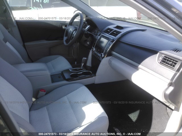 4T1BF1FK2EU431506 - 2014 TOYOTA CAMRY L/SE/LE/XLE 灰色 照片 5