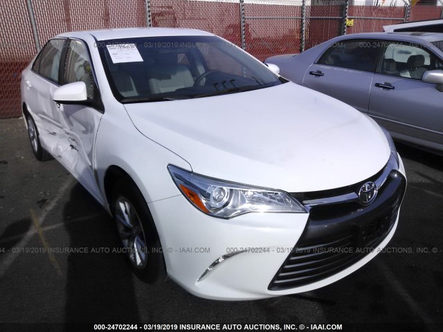 4T1BF1FK5HU793768 - 2017 TOYOTA CAMRY LE/XLE/SE/XSE თეთრი ფოტო 1