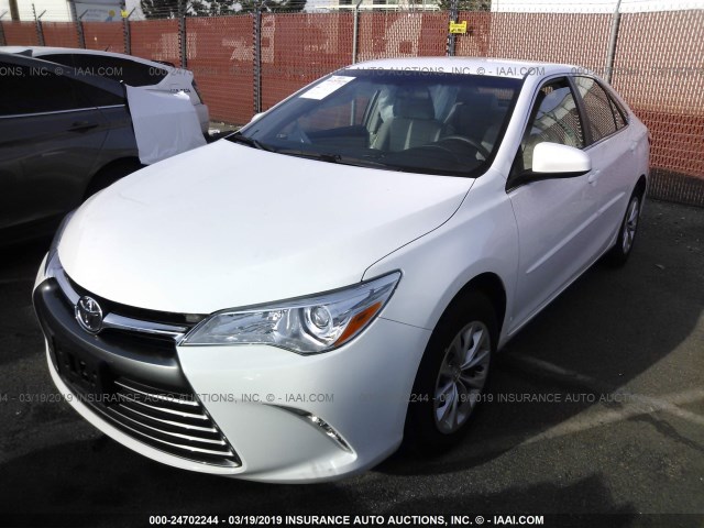 4T1BF1FK5HU793768 - 2017 TOYOTA CAMRY LE/XLE/SE/XSE თეთრი ფოტო 2