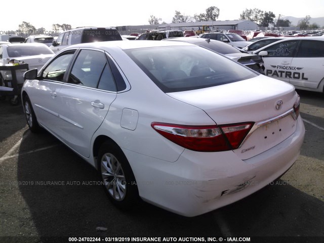 4T1BF1FK5HU793768 - 2017 TOYOTA CAMRY LE/XLE/SE/XSE თეთრი ფოტო 3