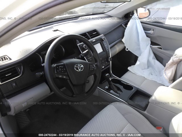 4T1BF1FK5HU793768 - 2017 TOYOTA CAMRY LE/XLE/SE/XSE თეთრი ფოტო 5