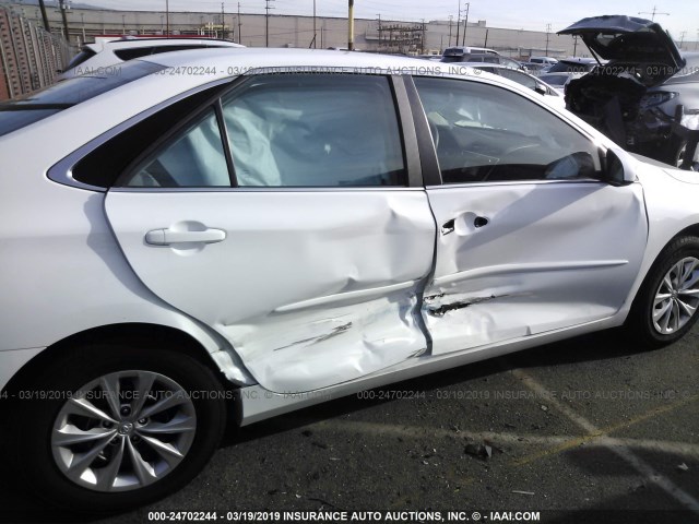 4T1BF1FK5HU793768 - 2017 TOYOTA CAMRY LE/XLE/SE/XSE თეთრი ფოტო 6