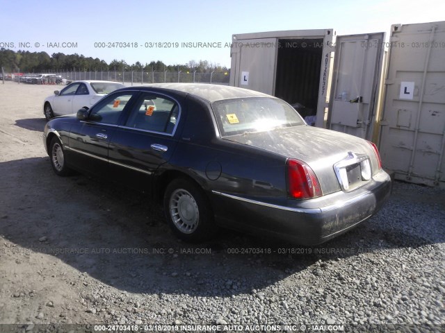 1LNHM81W22Y635486 - 2002 LINCOLN TOWN CAR EXECUTIVE GRAY photo 3