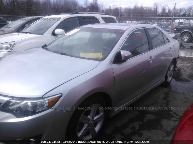 4T1BF1FK3DU715029 - 2013 TOYOTA CAMRY L/SE/LE/XLE ვერცხლისფერი ფოტო 2
