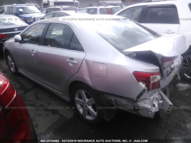 4T1BF1FK3DU715029 - 2013 TOYOTA CAMRY L/SE/LE/XLE ვერცხლისფერი ფოტო 3