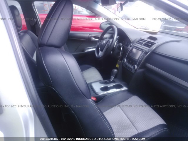 4T1BF1FK3DU715029 - 2013 TOYOTA CAMRY L/SE/LE/XLE ვერცხლისფერი ფოტო 5