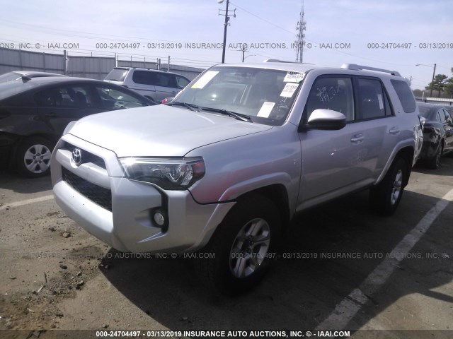 JTEBU5JR4J5577914 - 2018 TOYOTA 4RUNNER SR5 PREM/LTDL/TRAIL/TRD SILVER photo 2