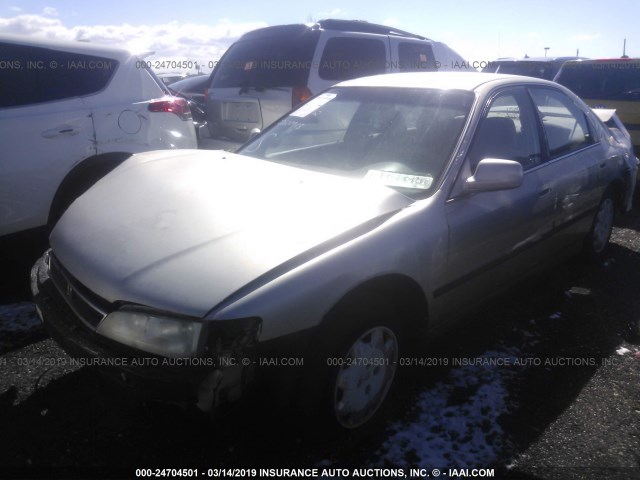 1HGCD5530VA047338 - 1997 HONDA ACCORD LX/EX SILVER photo 2