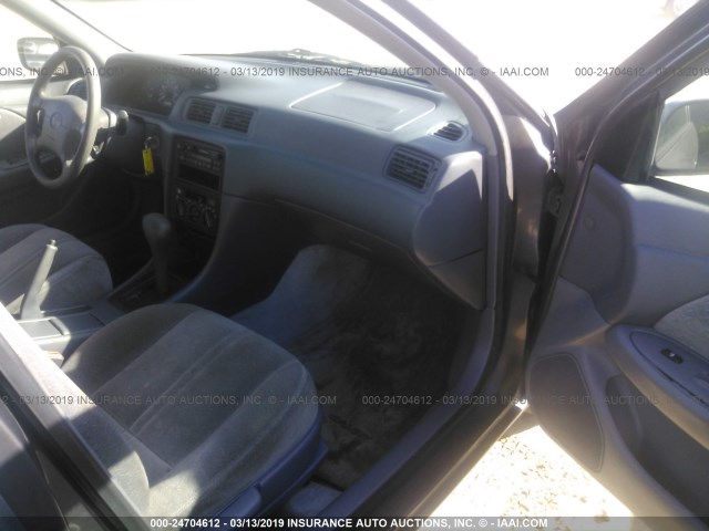 4T1BG22K0WU285567 - 1998 TOYOTA CAMRY CE/LE/XLE 灰色 照片 5