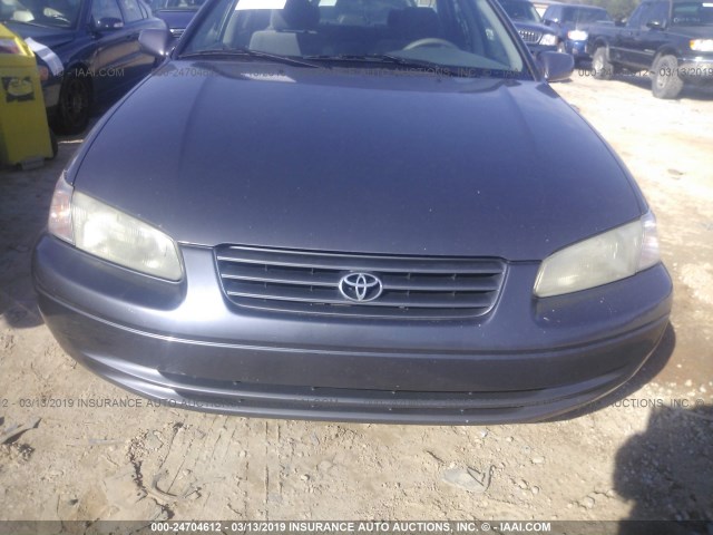 4T1BG22K0WU285567 - 1998 TOYOTA CAMRY CE/LE/XLE 灰色 照片 6