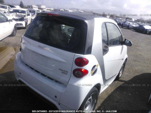 WMEEJ9AA1FK827342 - 2015 SMART FORTWO ELECTRIC WHITE photo 4