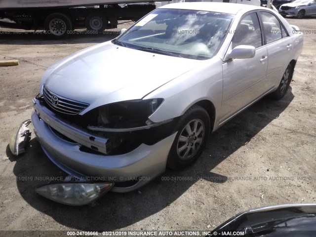 JTDBE32K353024535 - 2005 TOYOTA CAMRY LE/XLE/SE SILVER photo 2