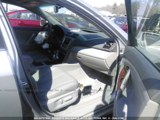 4T4BF3EK4BR165551 - 2011 TOYOTA CAMRY SE/LE/XLE 银色 照片 5