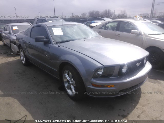 1ZVFT82H765164065 - 2006 FORD MUSTANG GT GRAY photo 1