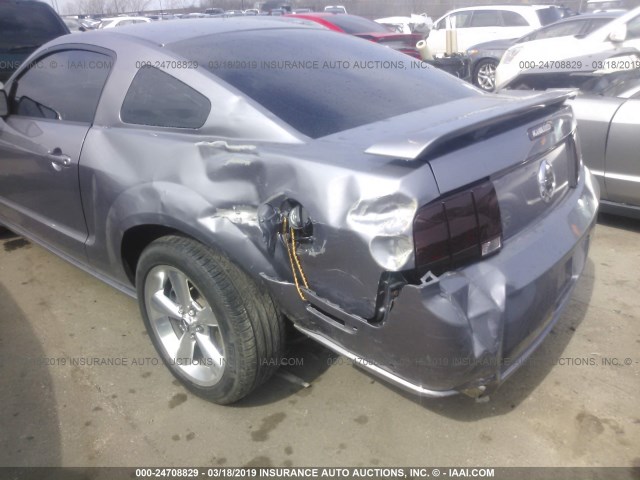 1ZVFT82H765164065 - 2006 FORD MUSTANG GT GRAY photo 6