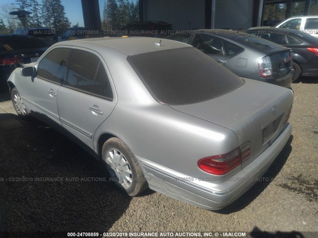 WDBJF65J1YB124364 - 2000 MERCEDES-BENZ E 320 SILVER photo 3