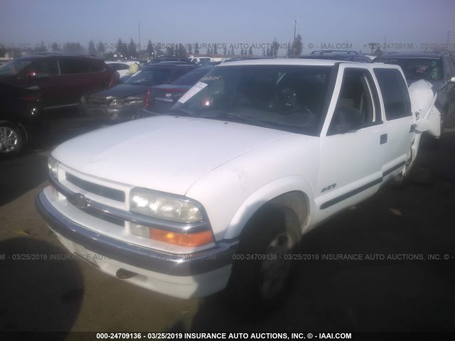 1GCDT13W02K120869 - 2002 CHEVROLET S TRUCK S10 WHITE photo 2