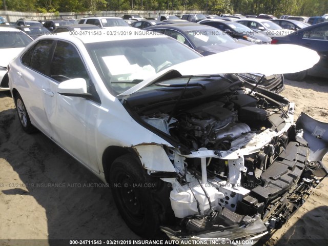 4T1BF1FK5GU119523 - 2016 TOYOTA CAMRY LE/XLE/SE/XSE WHITE photo 1
