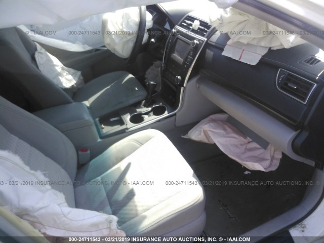 4T1BF1FK5GU119523 - 2016 TOYOTA CAMRY LE/XLE/SE/XSE WHITE photo 5