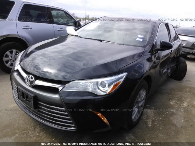 4T1BF1FK7HU313746 - 2017 TOYOTA CAMRY LE/XLE/SE/XSE BLACK photo 2