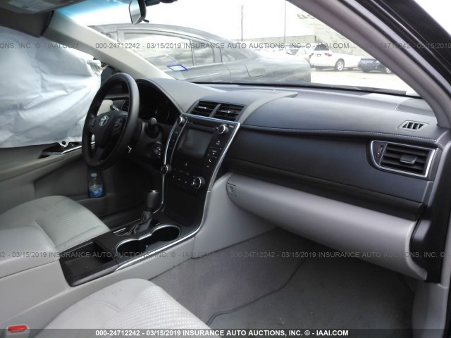 4T1BF1FK7HU313746 - 2017 TOYOTA CAMRY LE/XLE/SE/XSE BLACK photo 5