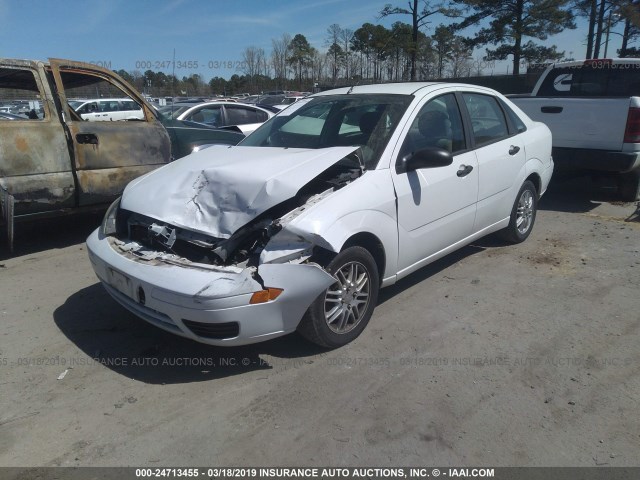 1FAFP34N25W187149 - 2005 FORD FOCUS ZX4 WHITE photo 2