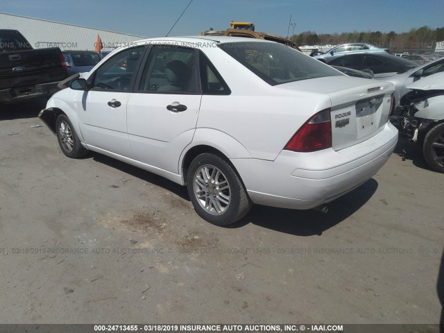 1FAFP34N25W187149 - 2005 FORD FOCUS ZX4 WHITE photo 3