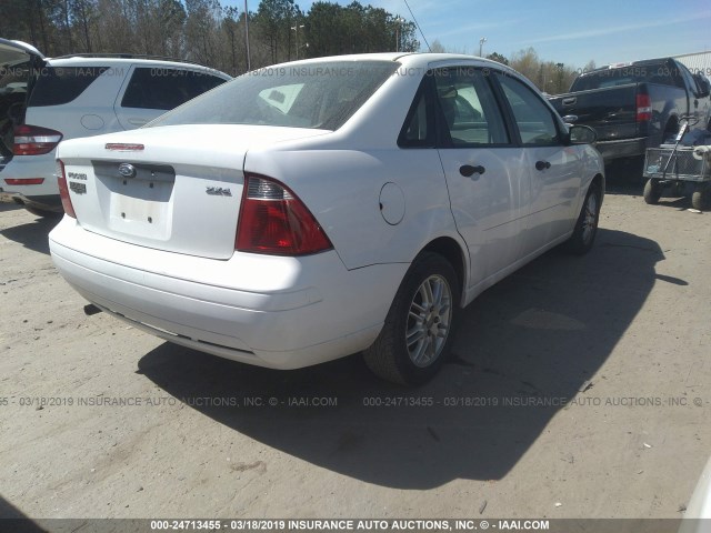 1FAFP34N25W187149 - 2005 FORD FOCUS ZX4 WHITE photo 4