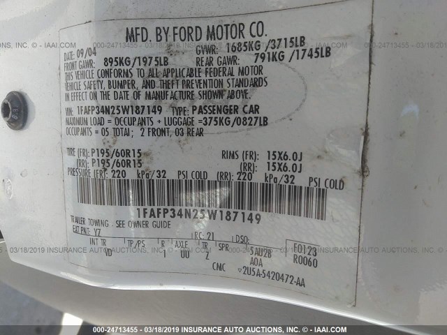 1FAFP34N25W187149 - 2005 FORD FOCUS ZX4 WHITE photo 9