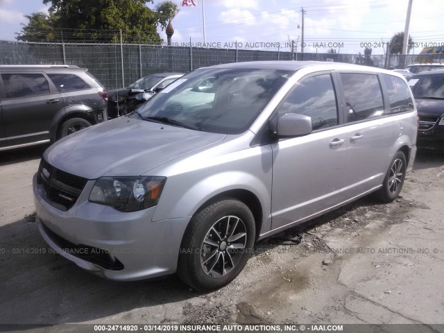 2C4RDGBG0JR199704 - 2018 DODGE GRAND CARAVAN SE GRAY photo 2