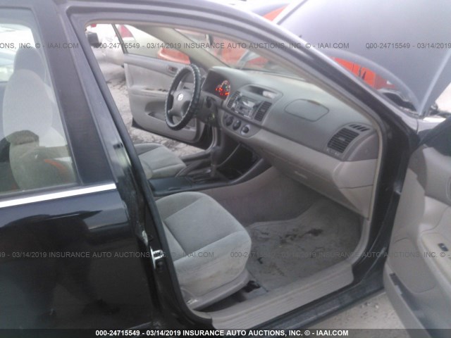 4T1BE32K02U107261 - 2002 TOYOTA CAMRY LE/XLE/SE BLACK photo 5