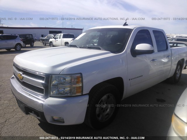 3GCEC13J48G288667 - 2008 CHEVROLET SILVERADO C1500 WHITE photo 2