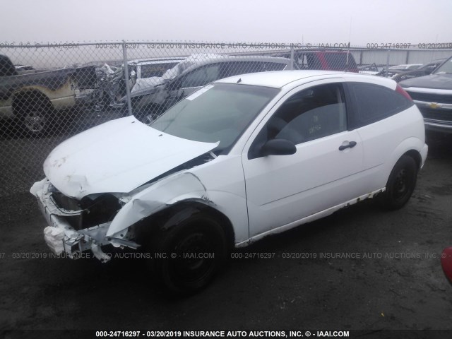 3FAFP31N95R134097 - 2005 FORD FOCUS ZX3 WHITE photo 2