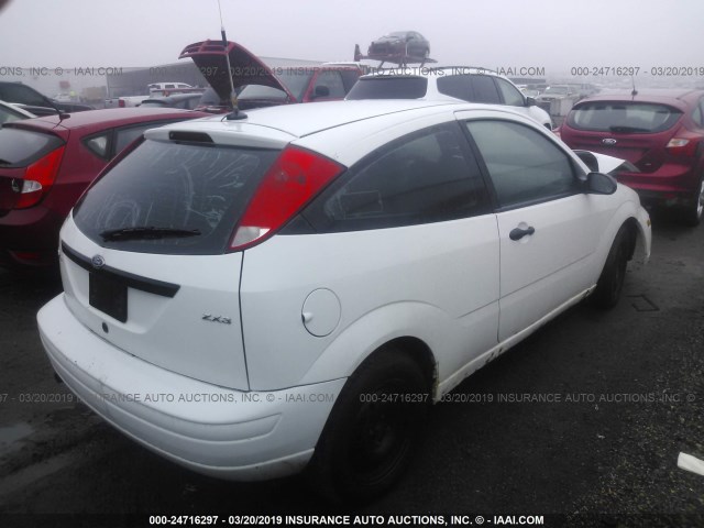 3FAFP31N95R134097 - 2005 FORD FOCUS ZX3 WHITE photo 4