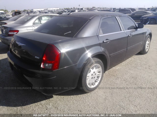 2C3JA43R85H507402 - 2005 CHRYSLER 300 GRAY photo 4