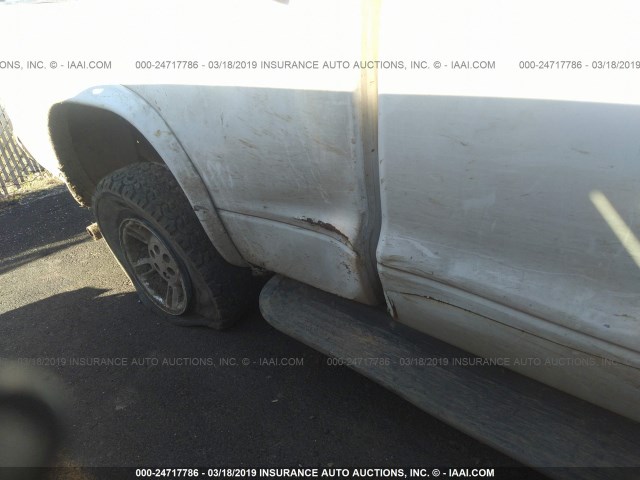 1B7GG22N9YS711601 - 2000 DODGE DAKOTA WHITE photo 6