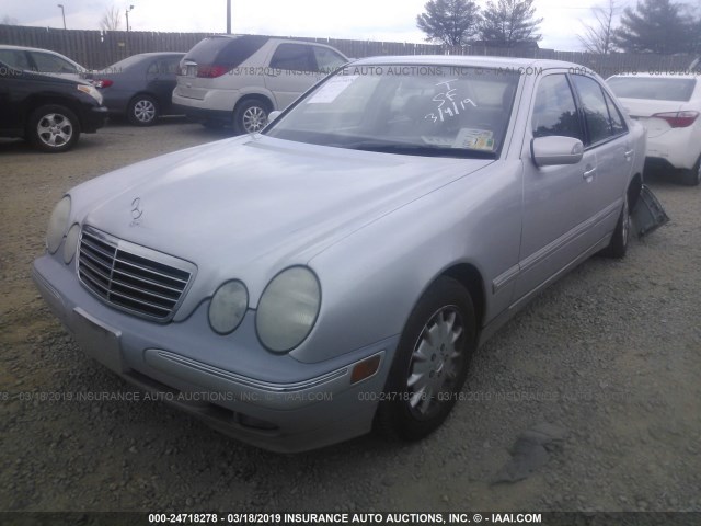 WDBJF65J2YB135499 - 2000 MERCEDES-BENZ E 320 SILVER photo 2