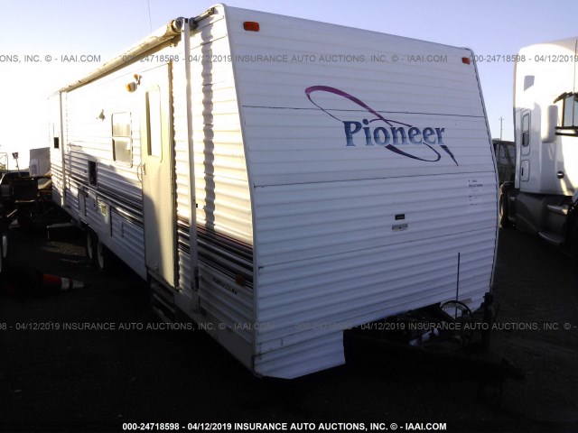 1EB1T282416000657 - 2001 FLEETWOOD PIONEER  WHITE photo 1