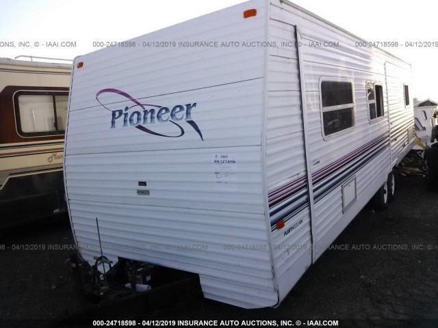 1EB1T282416000657 - 2001 FLEETWOOD PIONEER  WHITE photo 2