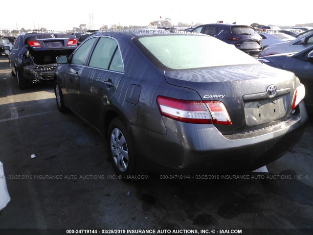 4T4BF3EK9BR143660 - 2011 TOYOTA CAMRY SE/LE/XLE GRAY photo 3