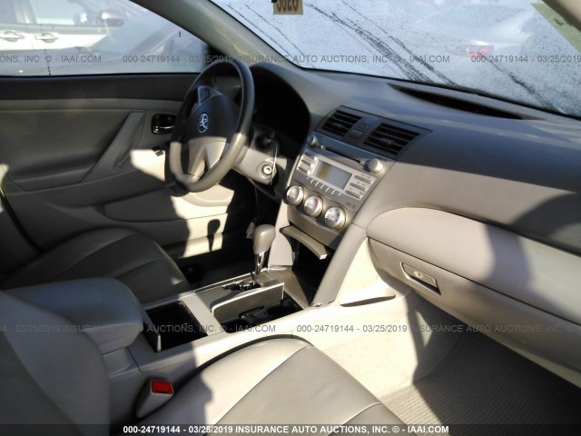 4T4BF3EK9BR143660 - 2011 TOYOTA CAMRY SE/LE/XLE GRAY photo 5