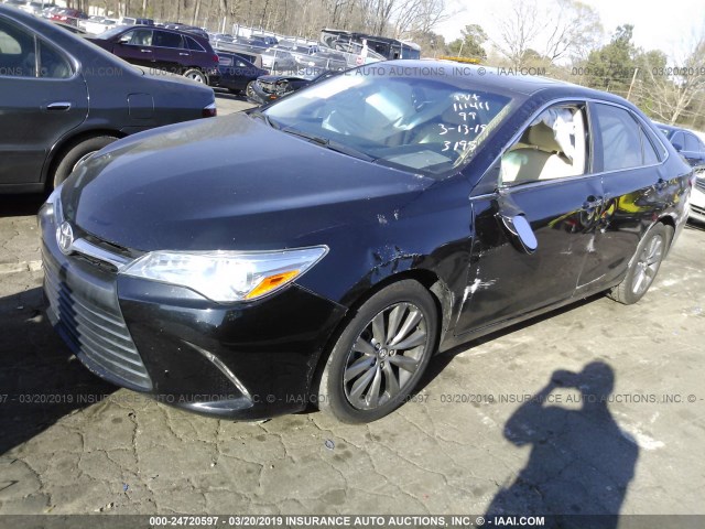 4T1BF1FK7HU703195 - 2017 TOYOTA CAMRY LE/XLE/SE/XSE GRAY photo 2