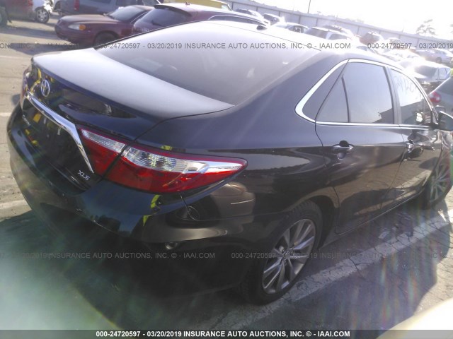 4T1BF1FK7HU703195 - 2017 TOYOTA CAMRY LE/XLE/SE/XSE GRAY photo 4