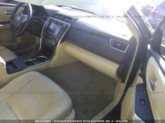 4T1BF1FK7HU703195 - 2017 TOYOTA CAMRY LE/XLE/SE/XSE GRAY photo 5