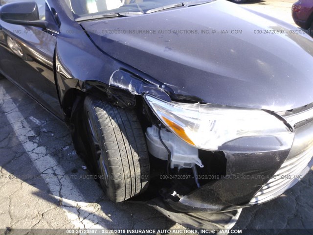 4T1BF1FK7HU703195 - 2017 TOYOTA CAMRY LE/XLE/SE/XSE GRAY photo 6